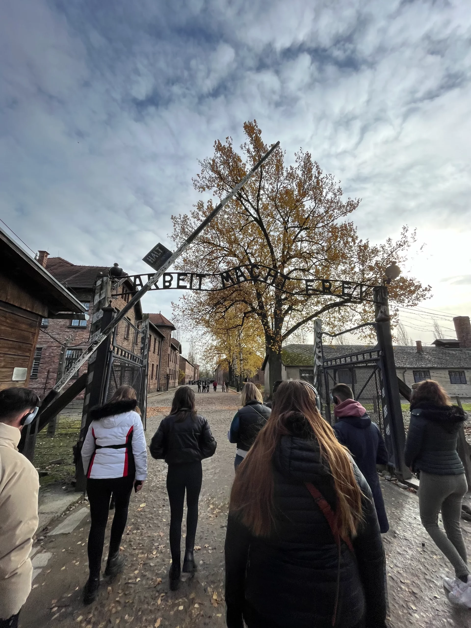 photo des apprentis lors de la visite à un camp de concentration : passerelle 2024