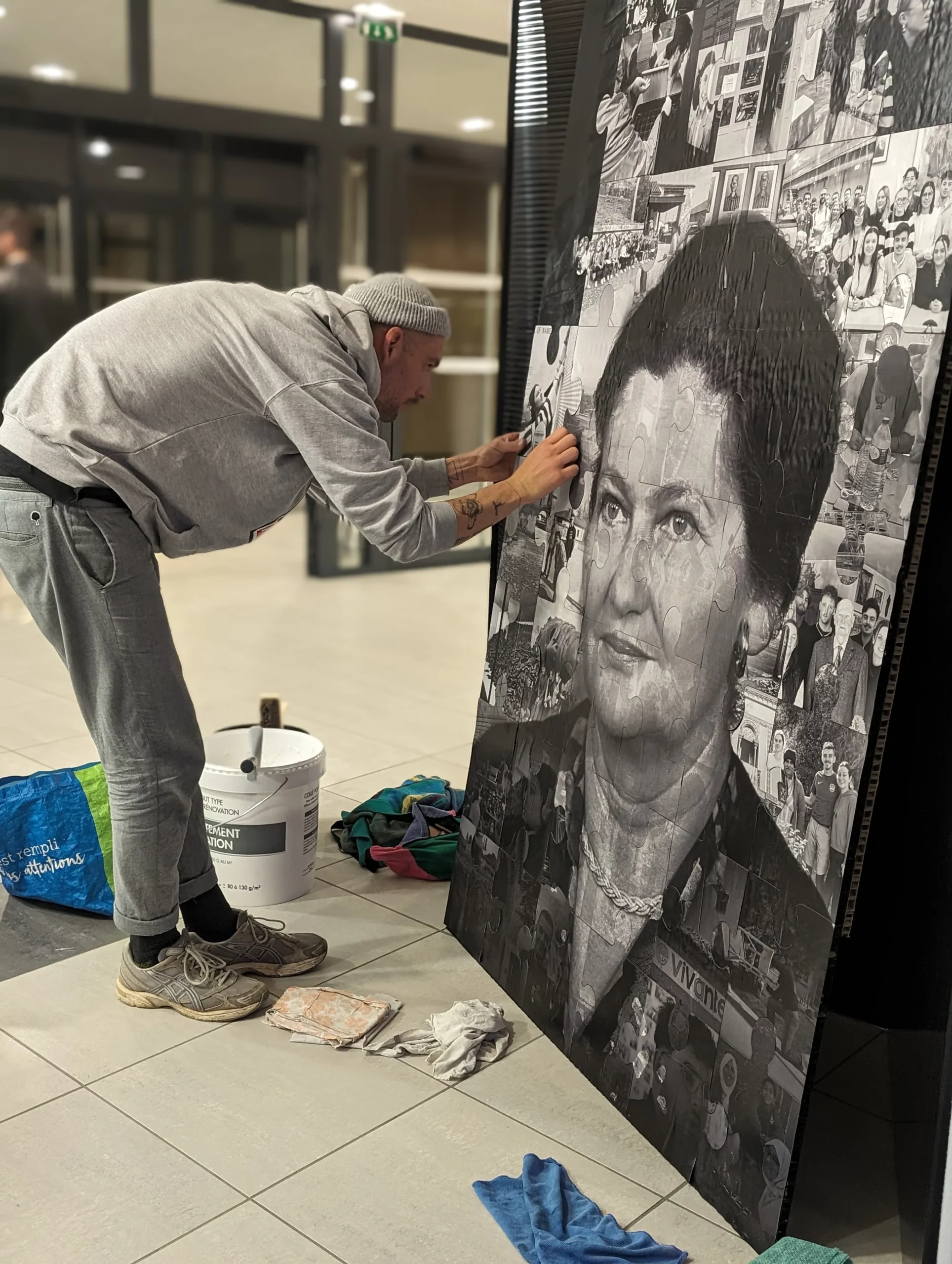 apprentis réalisant une affiche